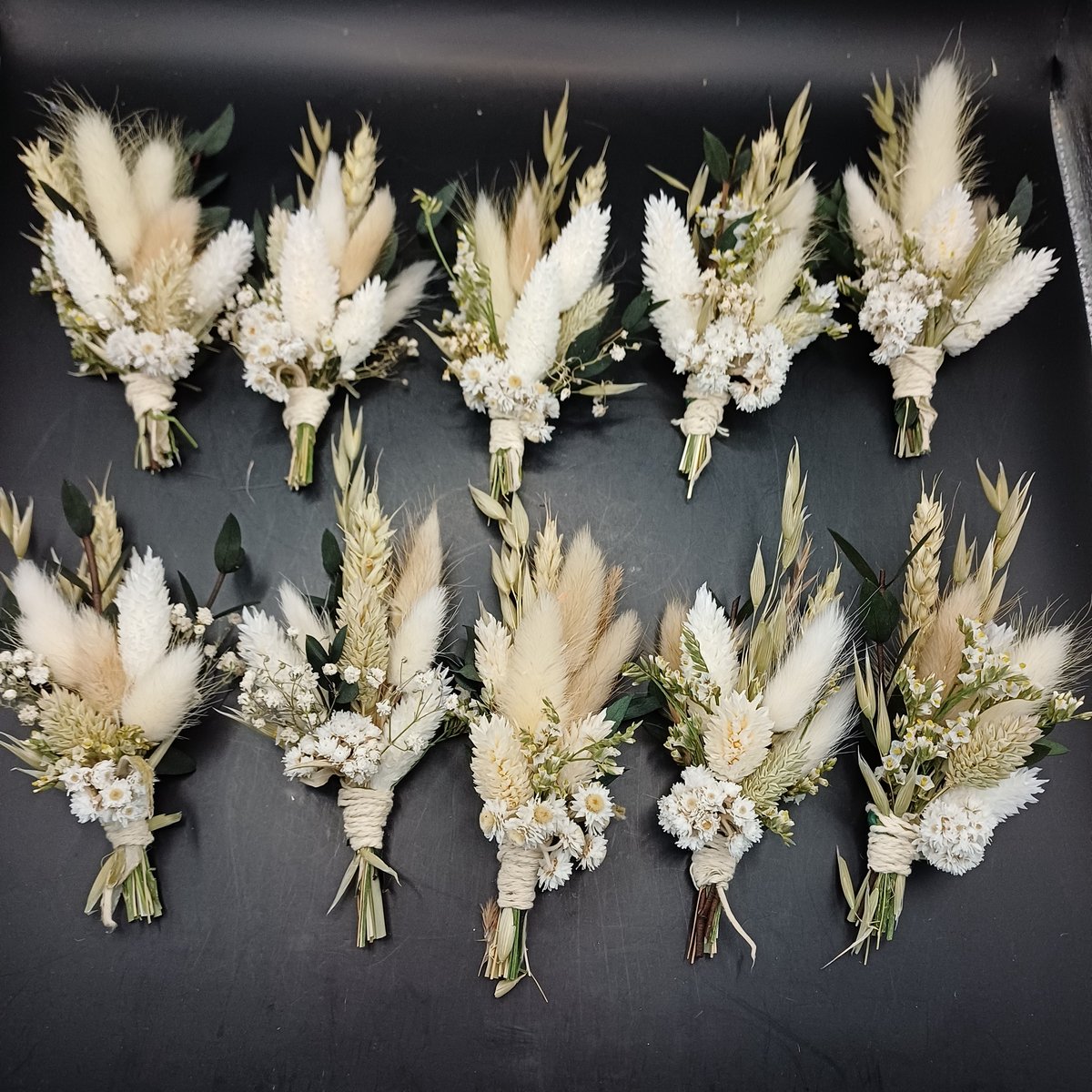 Bundel van 10 corsages/mini boeketjes van droogbloemen in naturel, witte en groene tinten met de hand gemaakt - bruiloft - trouwen - feest - corsagebloem - bloemcorsage - corsage met droogbloemen - bohemian - huwelijk