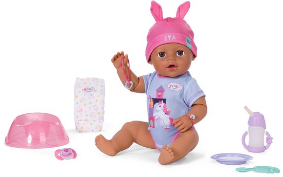 BABY born pop Eva met accessoires: luier, potje, fles, speen, bordje, lepel, armbandjes.