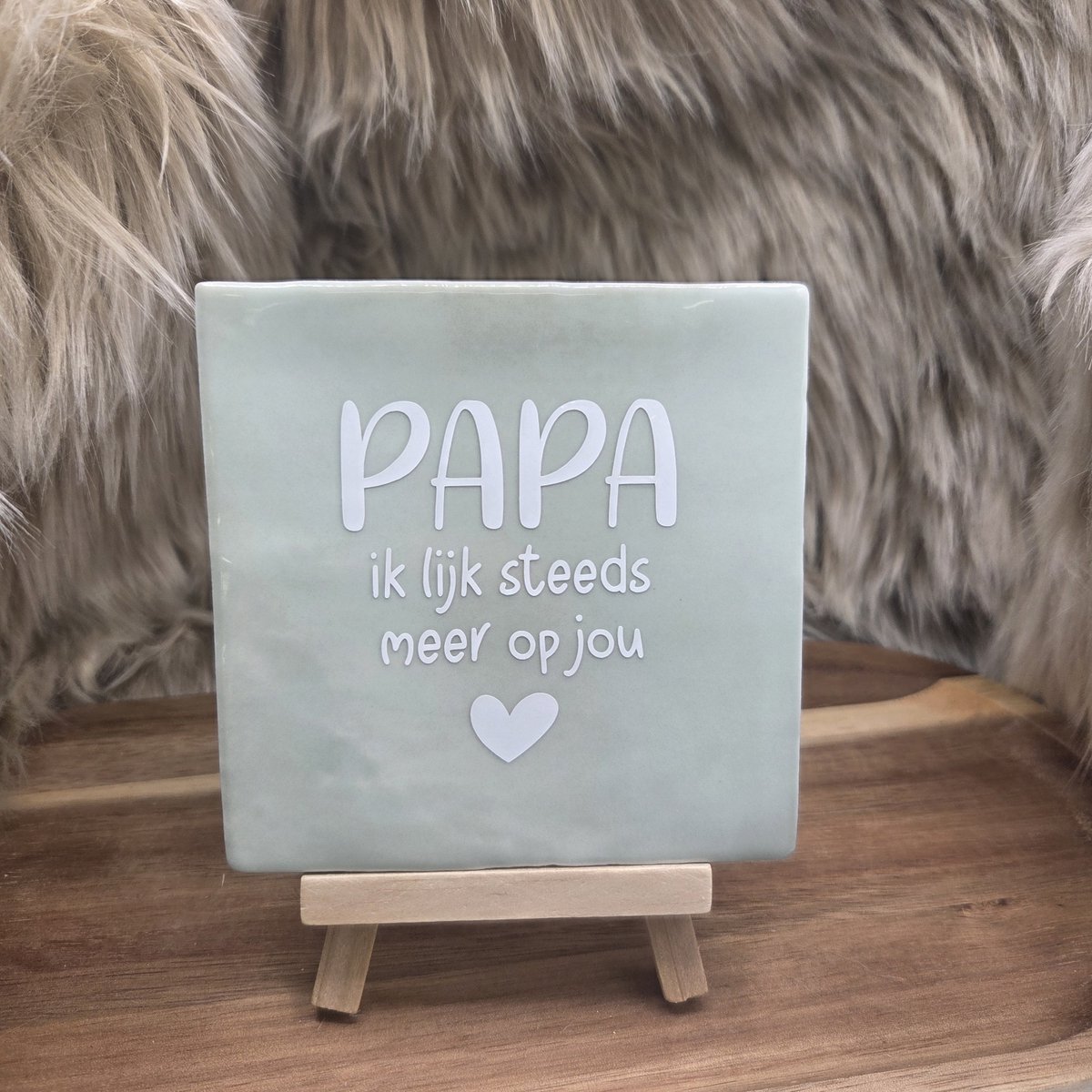 Robuust Wenstegeltje Papa ik lijk steeds meer op jou – Hip trendy tegeltje – Uniek Cadeau voor papa, vaderdag of zomaar – Stijlvolle Woondecoratie met Boodschap – Trendy nu – Decoratief Tegeltje met Standaard – Cadeau Idee