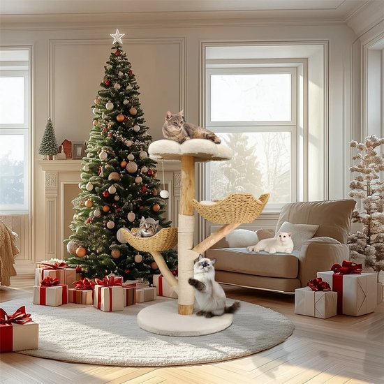 Houten kattenkrabpaal met mandjes, drie katten in een kerstversierde woonkamer met een kerstboom.