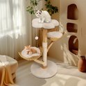 Houten kattenkrabpaal met mandjes en een zacht kussen, met twee katten in een lichte woonkamer.