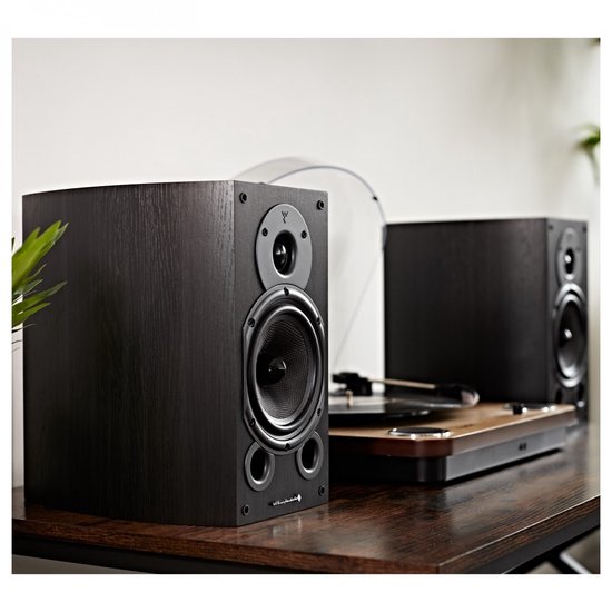 Zwarte Wharfedale luidspreker met carbon fiber driver en twee basspoorten, naast platenspeler.