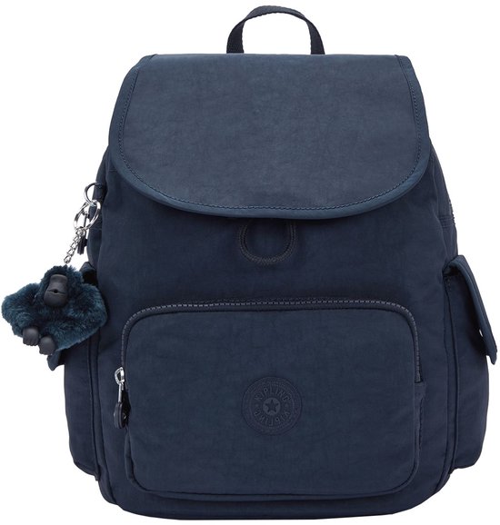 Donkerblauwe Kipling rugzak met klepsluiting, een voorvak met rits en een kenmerkende aap-sleutelhanger.