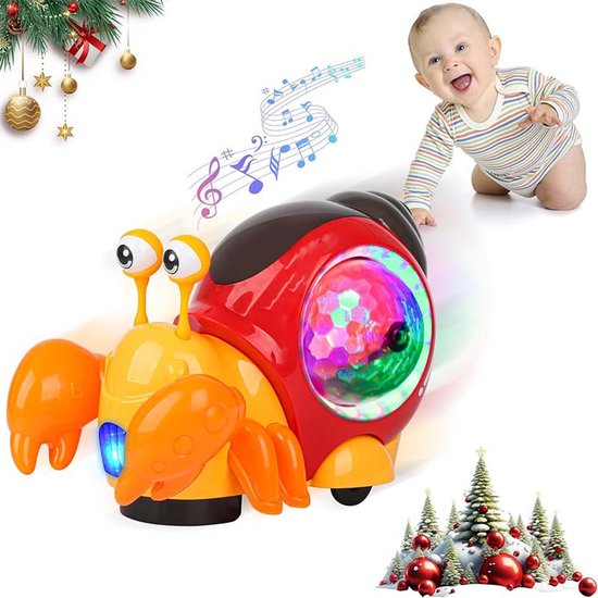 Un bébé rampe sur le sol à côté d'un jouet crabe orange et rouge avec des lumières clignotantes. Des décorations de Noël sont visibles à l'arrière-plan.