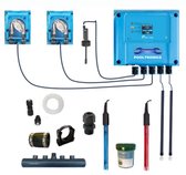 Pooltronics blauwe controle unit met twee doseerpompen en diverse sensoren en toebehoren.