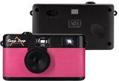 Roze retro camera met zwarte details, met de achterkant zichtbaar.