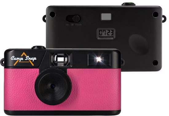 Roze retro camera met zwarte details, met de achterkant zichtbaar.
