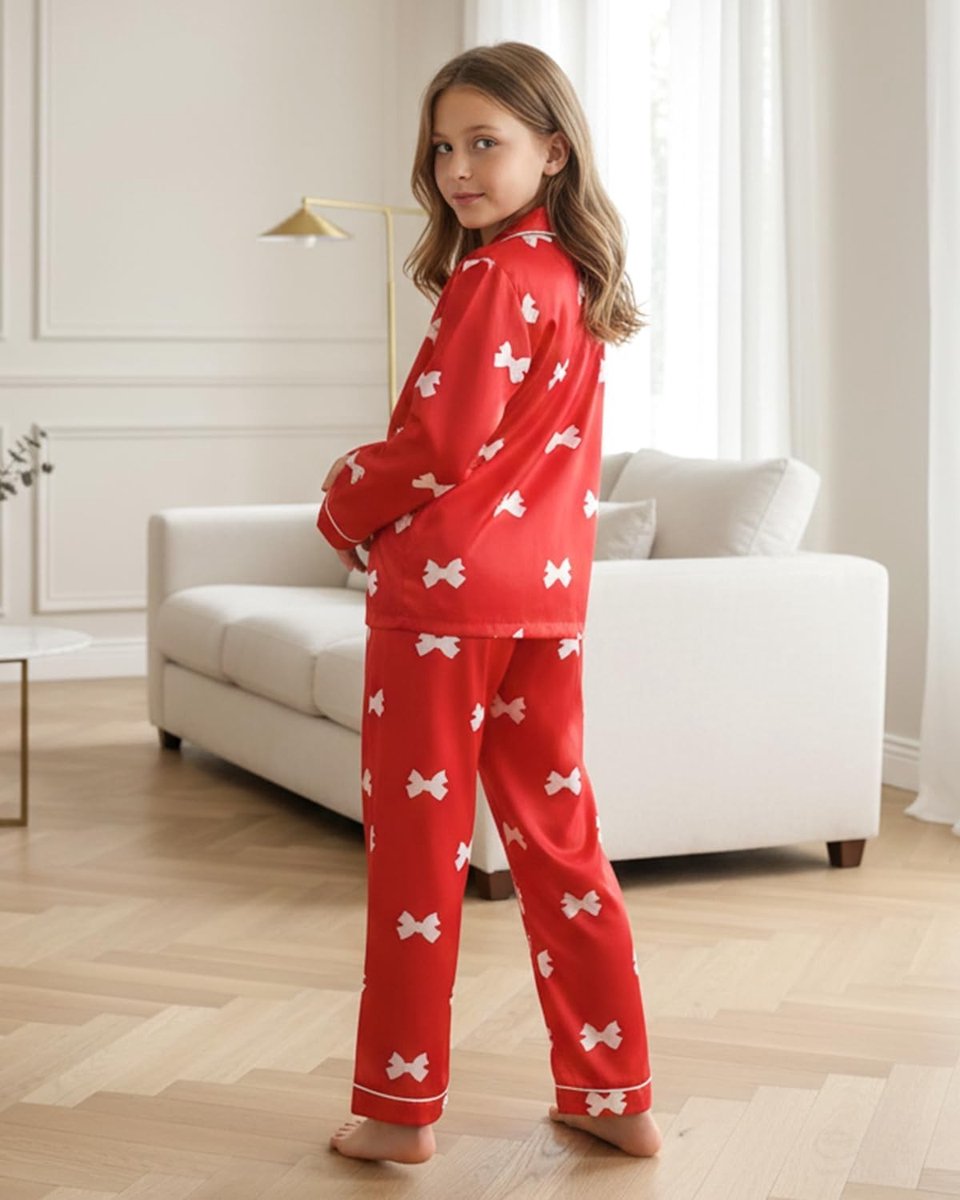 Schattige 2-delige peuteroutfit met strikprint, lange mouwen en knoopsluiting, ideaal voor lounge en speelplezier