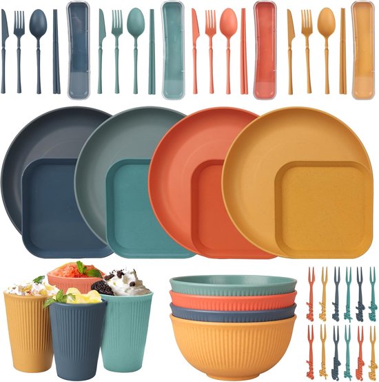 Assiettes grises, vertes, oranges et jaunes. Tasses avec dessert, pile de bols et petites fourchettes. Jeux de couverts en étuis.