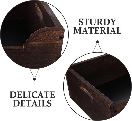 Details van een donkerhouten krat met tekst "STURDY MATERIAL" en "DELICATE DETAILS".