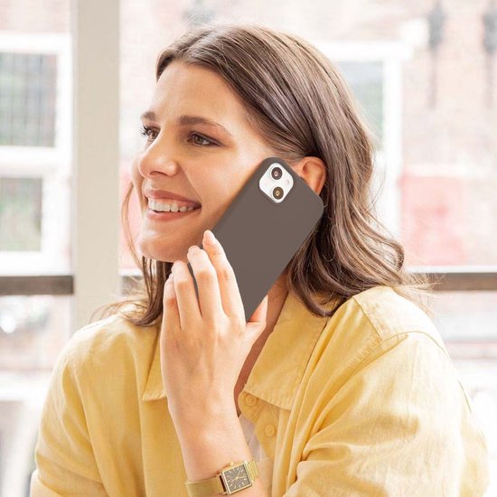 Vrouw met bruin telefoonhoesje aan de telefoon