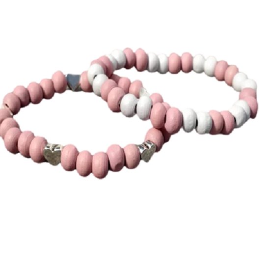 Twee elastische armbandjes met roze en witte kralen, afgewisseld met kleine zilverkleurige hartvormige bedels.