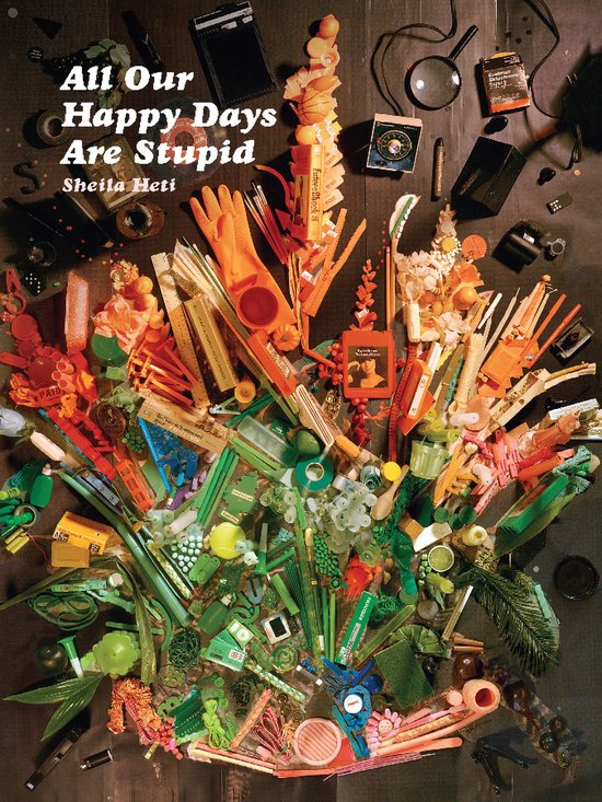 Boekomslag van 'All Our Happy Days Are Stupid' met een collage van kleine oranje, groene en rode voorwerpen.