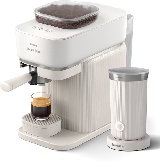 Witte Philips Baristina espressomachine met bonenreservoir en glazen espresso, naast een witte melkopschuimer.