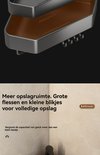Twee grijze douchebakken met haken, ontworpen voor extra opbergruimte.