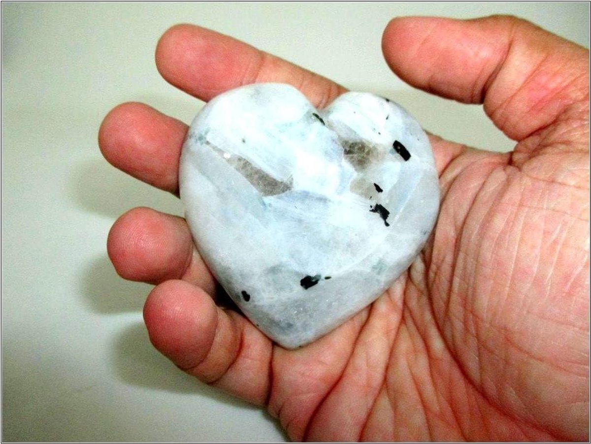 Hart Steen - Worry Stone - Stress Reductie - Gladde Vorm - 65 gram - Regenboog Maansteen