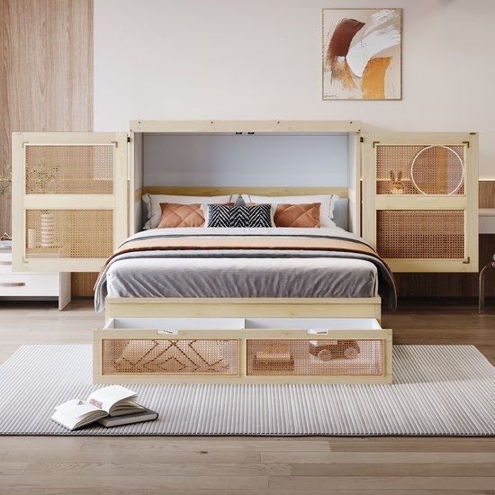 Houtkleurig opklapbed met rotan deuren en lades, ingericht met bruine en zwarte kussens en gestreepte dekens.