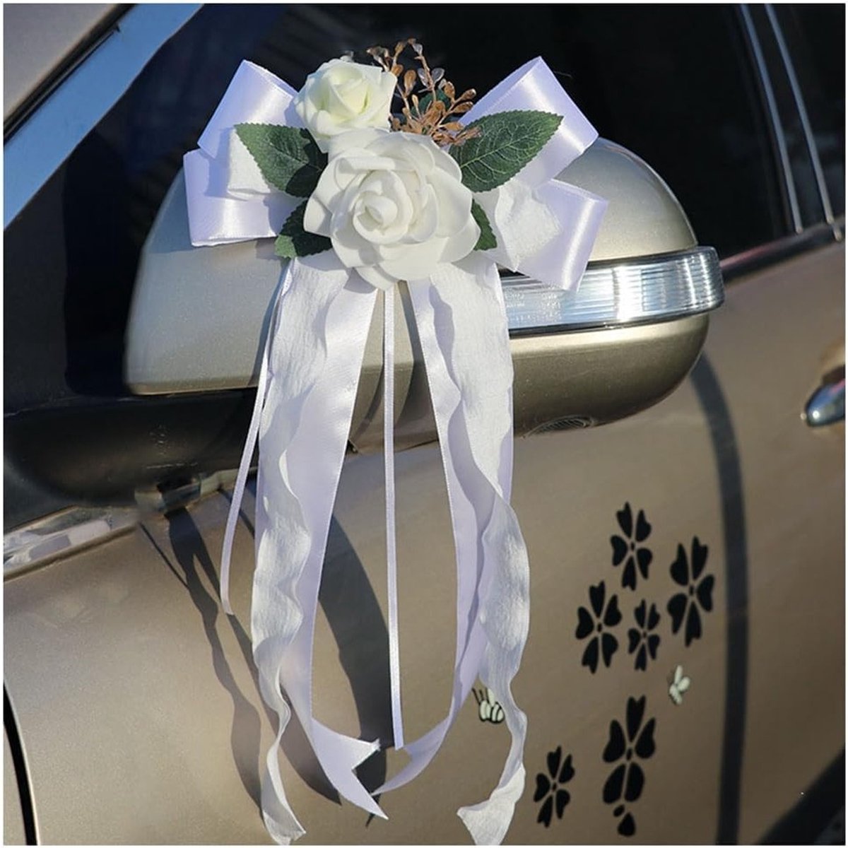 Prachtige trouwdecoratie voor auto met bloemen, strikken en zuignappen voor een feestelijke uitstraling