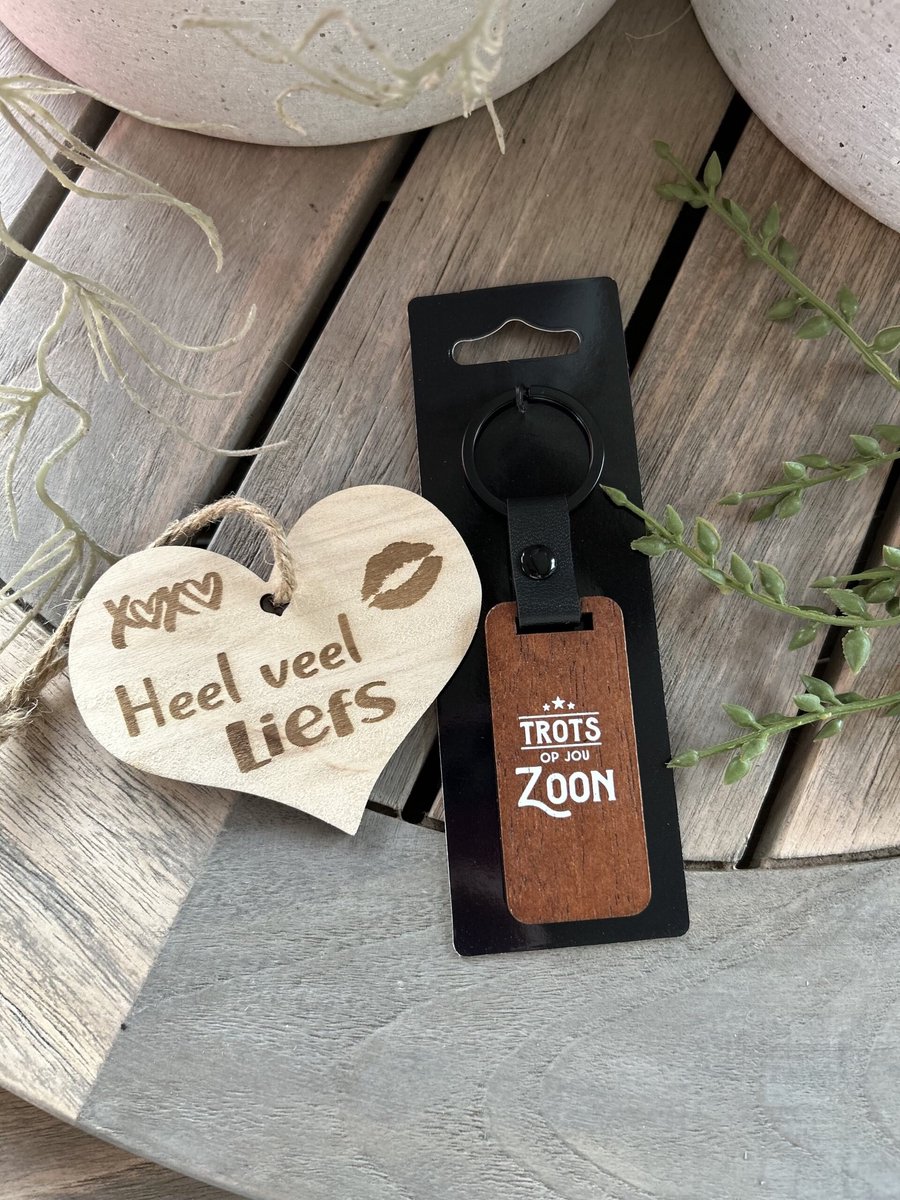 Creaties van hier – sleutelhanger Zoon met houten hartje – Walnoothout – 5x15 cm – Hanger