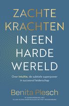 Boek "Zachte krachten in een harde wereld" met gouden letters op een blauwe achtergrond.