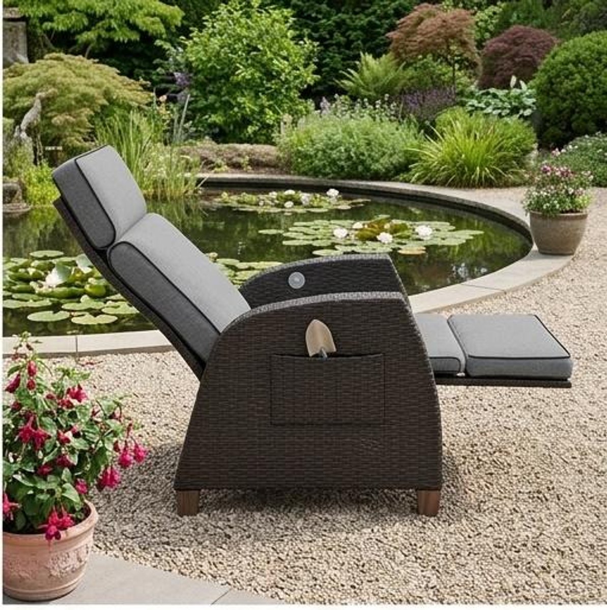 Ligstoel Rotan – Verstelbare Relaxligstoel met Zitkussen, Luxe Tuinligstoel voor Binnen & Buiten, Comfortabel Zonnebed, Bruin Rotan met Beige Kussen – Urbanhome