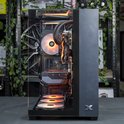 Gaming pc met oranje verlichting en glazen zijkant. Linksvoor een ventilator, rechtsonder drie ventilatoren.