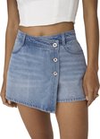 Lichtblauwe denim skort met gekruiste overslag en knoopsluiting.