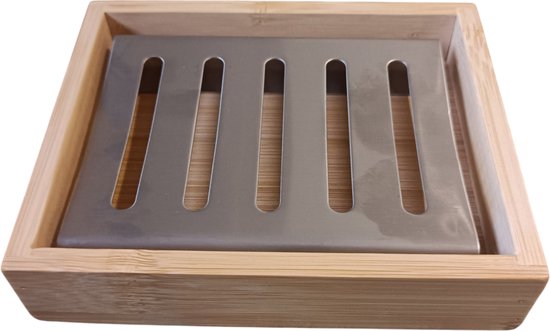 Houten zeepbakje met een metalen inzetstuk met sleuven.