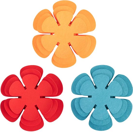 Drie bloemvormige panbeschermers in oranje, rood en blauw, gemaakt van vilt.