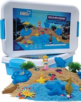 KidzKraze® Oceaanwonderen Speelzand – 1,6 kg bruin en blauw klevend speelzand voor binnen – Met Vormpjes en Speelgoed – Inclusief speel en opbergkoffer – Sensorisch speelgoed – Zandbak starter set voor kinderen - ㅤ ㅤ ㅤ ㅤ ㅤ ㅤ ㅤ ㅤ ㅤ ㅤ ㅤ ㅤ ㅤ ㅤ