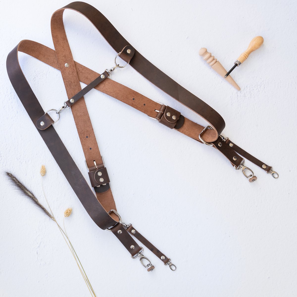 The Leather Rebel - Verstelbaar lederen camera harnas voor 2 camera's - Double strap - Camerariem - Comfortabel - Quick release - Unisex - Metalen haak met 1/4" cameraschoef - Donker bruin buffelleer - Maat S