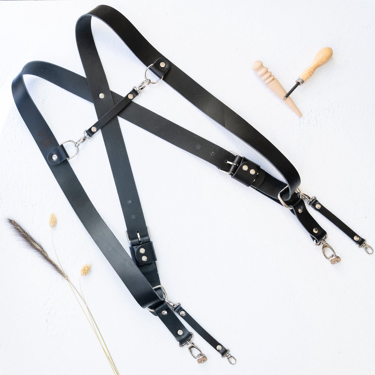 The Leather Rebel - Verstelbaar lederen camera harnas voor 2 camera's - Double strap - Camerariem - Comfortabel - Quick release - Unisex - Metalen haak met 1/4" cameraschoef - Zwart - Maat M