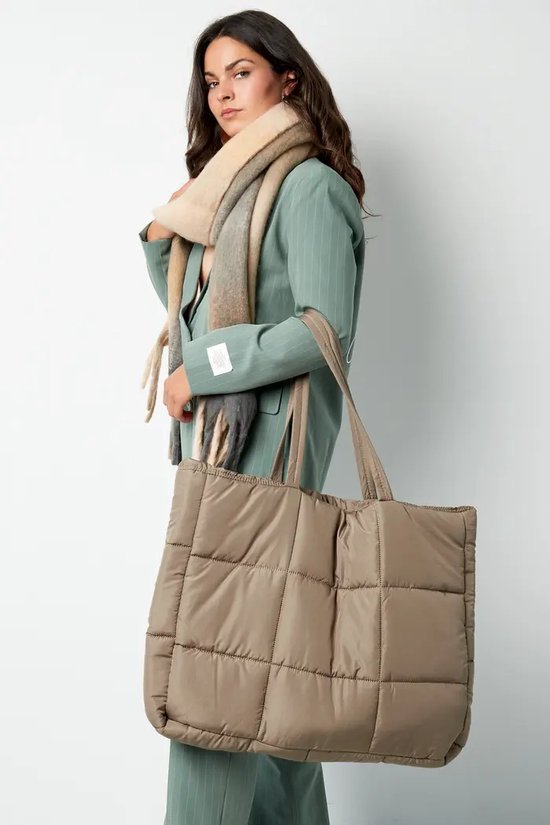 Vrouwen Fluffy Down Tote Bags Mode Gewatteerde Vrouwen Handtassen Effen Kleur Luxe Designer Schoudertassen Vrouwen kopen vanaf een prijs van 13 Vrouwen Fluffy Down Tote Bags Mode Gewatteerde Vrouwen Handtassen Effen Kleur Luxe Designer Schoudertassen Vrouwen kopen vanaf een prijs van 13