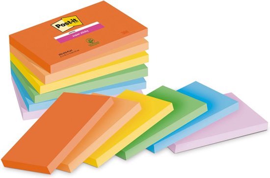 Stapel Post-it Super Sticky notities in speelse kleuren met enkele losse vellen voor: rood, oranje, geel, groen, blauw, paars. 76 x 127 mm.