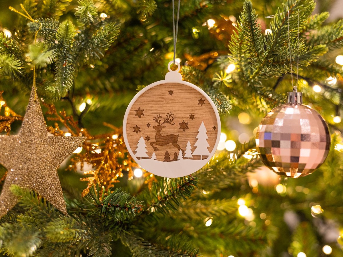 Stijlvolle houten kerstbal met witte acryl, kerstthema-varianten: Kerstman, Rendieren, Sneeuwvlokken, Happy Christmas.