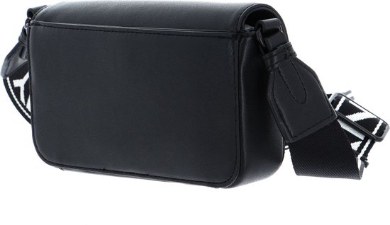Zijkant van zwarte leren DKNY crossbodytas met flap en band met wit 'DKNY' logo.