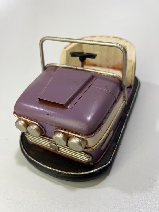 Paarse retro botsauto met zilveren grille en beige interieur.