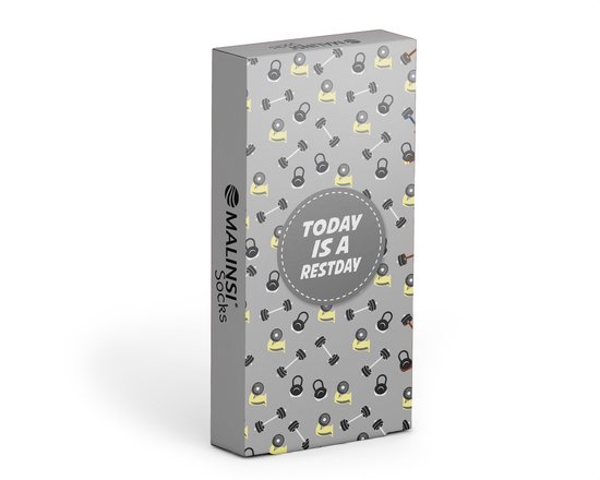 Doos met Malinsi® sokken in grijs met een patroon van dumbbells, kettlebells en het opschrift "TODAY IS A RESTDAY".