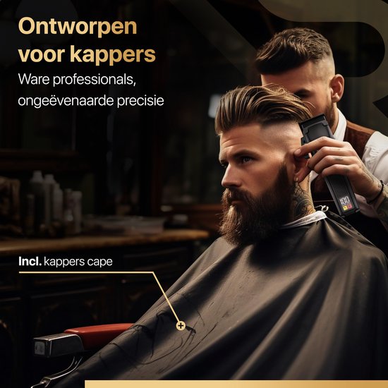 Kapper met tatoeages trimt een man met een gestyled kapsel met een zwarte tondeuse.