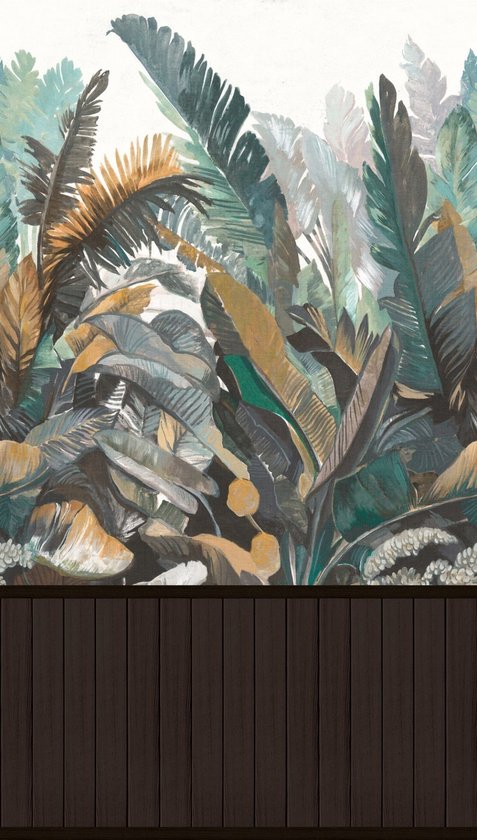 Detail van behang met tropische bladeren in groen, geel en bruin, boven een donkerbruine lambrisering.