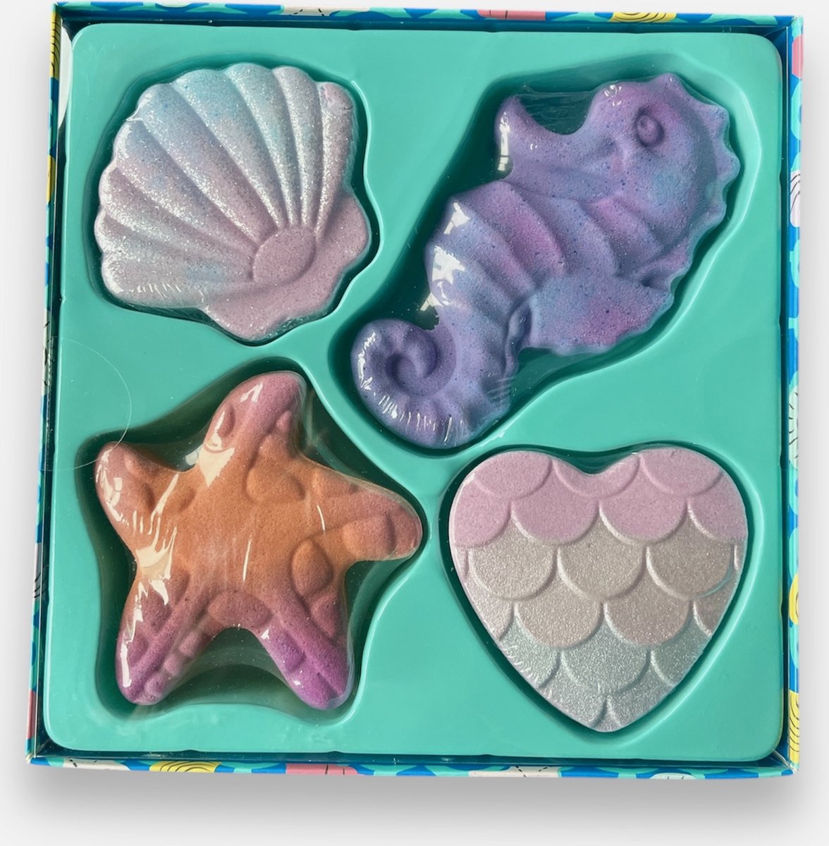 Goedkoopste Bruisballen in Zeevorm 4 STUKS - Regenboog Bruisballen - Cadeau - Kerstcadeau - Met 4 verschillende Vormen - Bath Bombs - Badbommen - Badballen - Zeepaartje, Schelp, Zeester - met Levendige Kleuren - Inclusief Cadeauverpakking