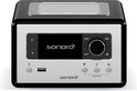Zwarte Sonoro smart radio met zilverkleurig display en bedieningspaneel, met de Sonoro logo's.