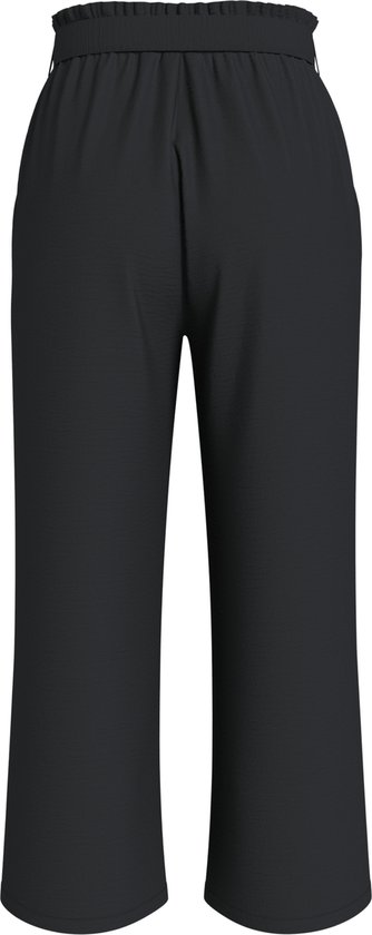 Achterkant van een zwarte culotte broek met kreukeltextuur en ceintuur.