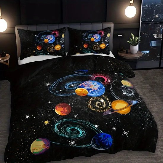 Dekbedovertrek met print van planeten en sterrenstelsels op een zwarte achtergrond.