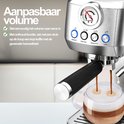 Zilverkleurige COOK espressomachine met instelbaar volume, die espresso zet in een glas.