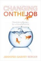 Boek 'CHANGING ON THE JOB', met goudvissen in een kom en de tekst 'Developing Leaders for a Complex World'.