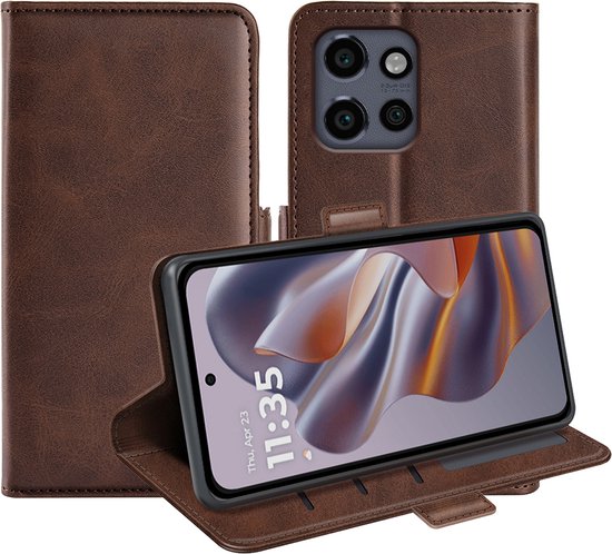 Bruine lederen wallet hoes met telefoon in standaardmodus, achterkant met camera-uitsparing.