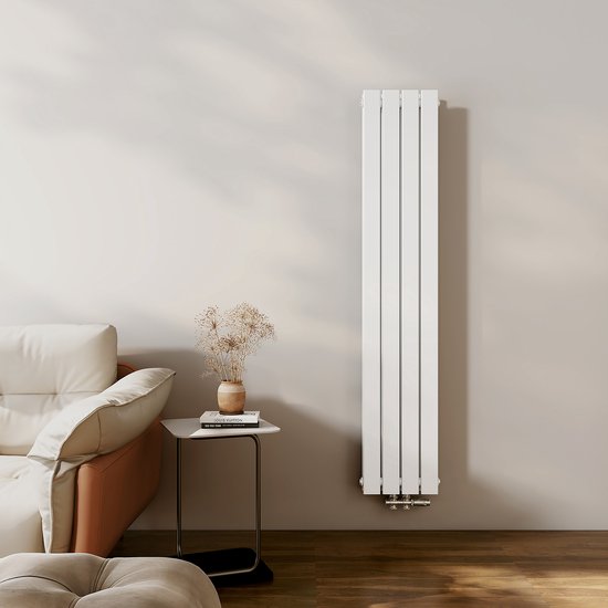 Verticale radiator in glanzend wit met plat profiel, naast een beige bank en bijzettafel.