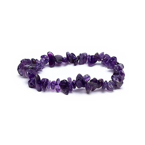 Armband van donkerpaarse amethist splitstenen op een witte achtergrond.
