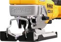 Een close-up van het blad van een gele DeWalt 18V XR decoupeerzaag.